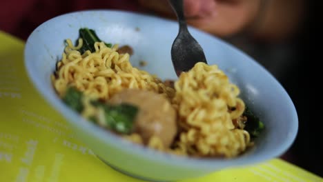 Aufnahme-Von-Jemandem,-Der-Sein-Indonesisches-Essen-Isst-Und-Mit-Seinen-Nudeln-Spielt