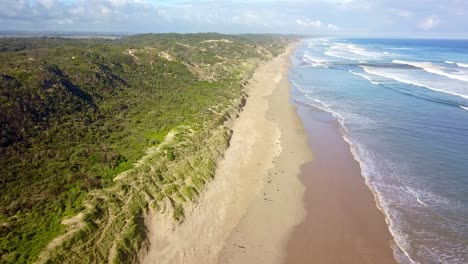 Rising-drone-footage-of-waves-and-beach-at-Venus-Bay,-Victoria,-Australia