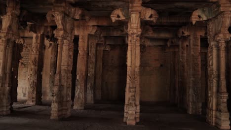 Vista-Panorámica-Del-Piller-De-Roca-Bellamente-Esculpido-Dentro-Del-Templo-Malyavanta-Raghunatha,-Hampi,-Karnataka