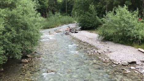 Wide-shot-of-a-river-in-the-Alps-near-Oberstdorf,-Germany