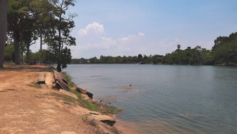 Graben-Rund-Um-Angkor-Wat-In-Kambodscha-–-Vom-Ufer-Aus-Gesehen