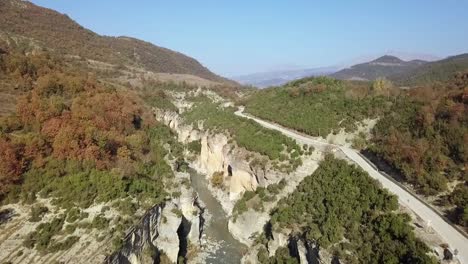 Carretera-Que-Corre-Junto-Al-Cañón-De-Osumi-Haciendo-Un-Viaje-Por-Carretera-En-Albania-Europa-Con-El-Sol-De-Verano-Brillando