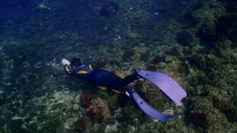 Unterwasseraufnahme-Eines-Freitauchers,-Der-In-Zeitlupe-In-Den-Tiefen-Des-Mittelmeers-Schwimmt