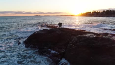 Paar-Genießt-Den-Sonnenuntergang-Im-Leuchtturm-Von-Curtis-Island,-Camden,-Maine,-USA