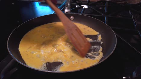 Static-shot,-frying-eggs,-on-a-hot-pan,-in-a-home-kitchen