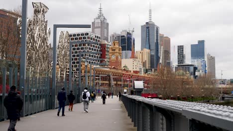 Melbourne-Touristen-Gehen-Brücke-Tagsüber-In-Richtung-Flender-Street-Station