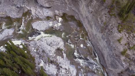 Luftaufnahme-Einer-Schlucht-Eines-Borealen-Flusses-Im-Frühling
