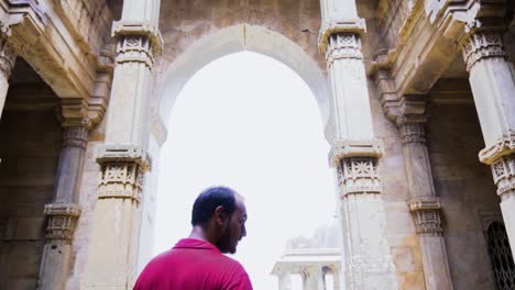 Hombre-Explorando-La-Mezquita-Nagina-También-Conocida-Como-Nagina-Masjid,-Champaner,-Gujarat