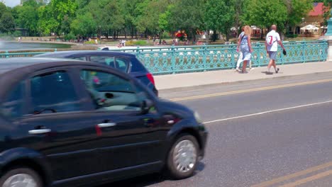 Autos,-Die-über-Die-Brücke-An-Der-Promenade-Von-Kós-Károly-Fahren,-Weiter-Bild-2