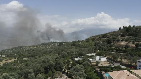 Brandstiftung-Führt-Zu-Einem-Waldbrand,-Der-In-Der-Ferne-Raucht,-Andalusien,-Spanien