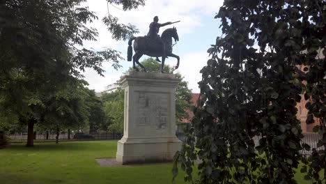 Eine-Seitenaufnahme-Der-Statue-Von-Wilhelm-Von-Oranien-In-Den-Friedensgärten-Im-Dombezirk