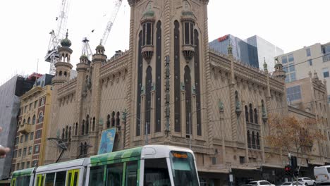 Metrajes-De-Tráfico-Durante-El-Día-De-Melbourne-Pasajeros-Caminando-Intersección-En-Melbourne-Cbd-Transporte-Público-De-Melbourne-Tranvía-De-Melbourne,-Tren-De-Melbourne,-Autobús-De-Melbourne
