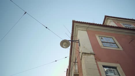 Lisboa-Antigua-Calle-Señal-De-Tráfico-Prohibido-Panorámica-De-La-Calle-Antigua-Lámpara