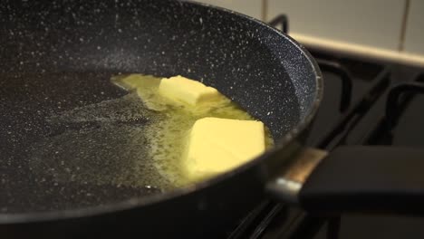 Cs-Butter-Schmilzt-In-Eine-Pfanne-Und-Erzeugt-Bratblasen-Aus-Fett,-Gesundheitskonzept