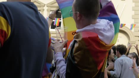 Leeds-Pride-LGBTQ-Festival-2019-Mann-Mit-Brille-Im-Pride-Outfit,-Regenbogen-Glitzer-Sonnenbrille,-Trinken-Und-Tanzen,-Feiern-Zur-Musik-4k-25p