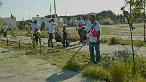 Grupo-De-Voluntarios-Limpiando-Parque