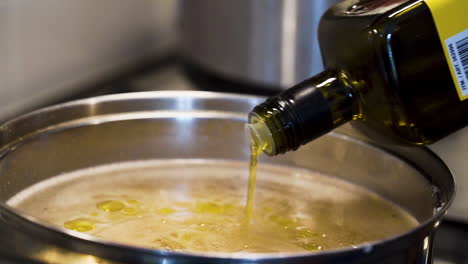 In-Zeitlupe-Olivenöl-In-Einen-Topf-Spaghetti-Träufeln