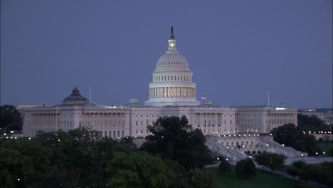 Capitolio-Estadounidense-En-La-Noche,-ángulo-Alto,-Washington-Dc