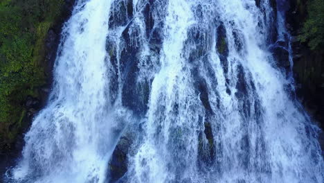 Nahaufnahme-Des-Weißen-Wasserfalls-In-Neuseeland