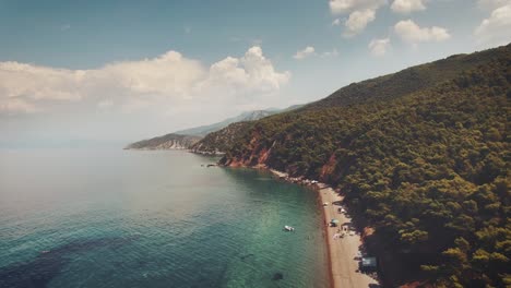Luftaufnahmen-Eines-Exotischen-Strandes-Mit-Kristallklarem-Türkisfarbenem-Wasser-In-Griechenland-Im-Sommer-3