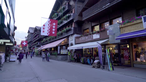 Zermatt-Suiza,-Alrededor-De:-Calle-Comercial-En-El-Pueblo-De-Zermatt,-Suiza