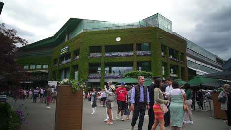 Wimbledon-2019:-view-of-the-Center-Court-from-outside,-with-fans-and-tourists-walking-by