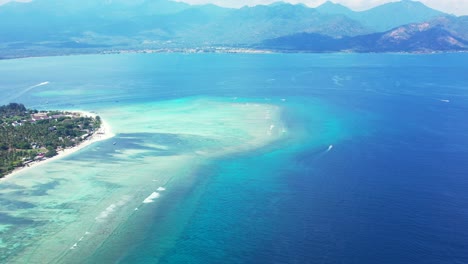 Indonesia,-Islas-Tropicales,-Cordillera-Y-Agua-De-Mar-Perfectamente-Clara,-Paisaje-Marino-Aéreo