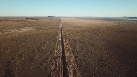Drohnenaufnahmen-Einer-Straße-In-Der-Namibischen-Wüste