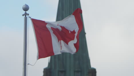 Torre-De-La-Paz-Colina-Del-Parlamento-Ottawa-Canadá-Bandera-En-Cámara-Lenta