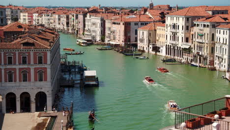Toma-De-ángulo-Alto-Del-Gran-Canal-De-Venecia,-Italia,-Con-Vistas-Al-Puente-De-Rialto.