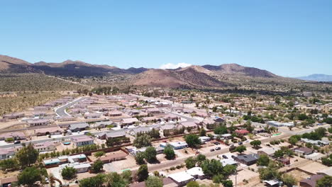 Yucca-Valley,-Straßen-Und-Häuser-In-Der-Nachbarschaft-Von-Kalifornien,-Drohne-4k