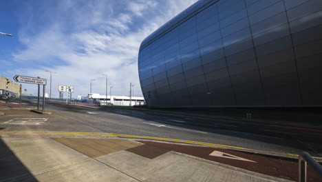Zeitraffer-Des-Straßenverkehrs-Am-Flugzonenterminal-Des-Flughafens-Dublin-In-Irland