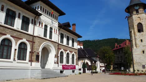 Schwenkaufnahme-Des-Kunstmuseums-Und-Des-Stephansturms-In-Piatra-Neamt,-Rumänien