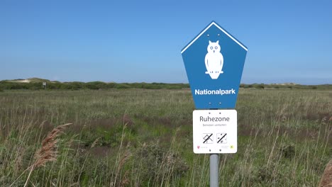 Norderney,-Alemania---16-De-Junio-De-2019:-Señal-De-Advertencia-En-Una-Reserva-Natural-Que-Pide-A-Los-Visitantes-Que-Respeten-A-Las-Aves-Reproductoras