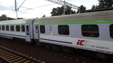 Unidad-De-Tren-Interurbano-Polaco-A-Través-De-La-Estación