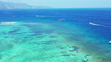 Schnellboote-Auf-Farbenfrohen-Flachen-Korallenriffen-Und-Algenplantagen-An-Der-Küste-Von-Nusa-Penida,-Bali