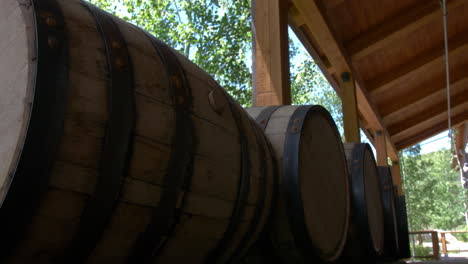 Eine-Nahaufnahme-Von-Bourbonfässern-In-Der-High-West-Distillery-In-Der-Nähe-Von-Wanship,-Utah