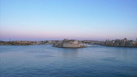 Zeitraffervideo-Aus-Malta,-Valletta,-Mit-Blick-Auf-Die-Drei-Städte-Bei-Sonnenuntergang