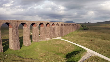 Toma-Aérea-Del-Viaducto-Ribblehead-En-El-Parque-Nacional-De-Yorkshire-Dales