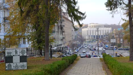 Zeitraffer-Einer-Belebten-Straße-In-Der-Ukrainischen-Hauptstadt-Kiew