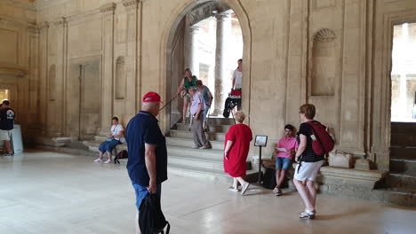 Turistas-Mayores-Visitan-El-Palacio-De-Carlos-V-En-La-Alhambra