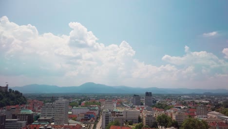 Ljubljana-Panoramablick-Mit-Wolkengebilde-Und-Burgberg-Im-Hintergrund