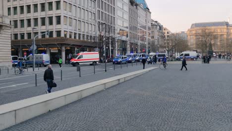 Coches-De-Policía-Circulando-Por-El-Centro-De-Frankfurt,-Alemania
