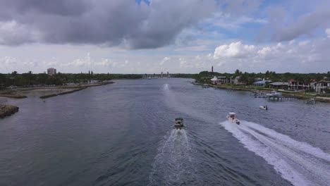 Bootfahren-Auf-Dem-Loxahatchee-River-Mit-Dem-Jupiter-Leuchtturm-Im-Hintergrund