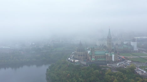Vista-Aérea-Del-Parlamento-Canadiense-A-Través-De-Una-Espesa-Niebla