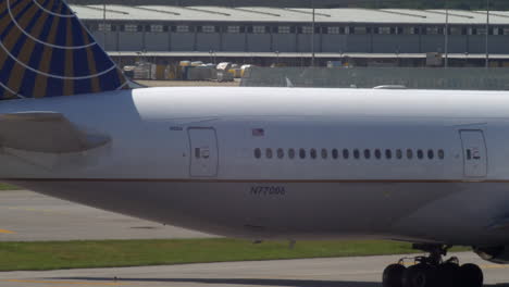 Eine-United-Airlines-Boeing-Seven-Seven-Seven-Beim-Rollen-Am-Internationalen-Flughafen-Hongkong
