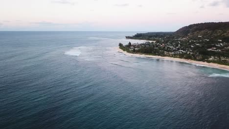 Drone-Shot-flying-along-the-North-Shore-coastline-of-Oahu,-Hawaii