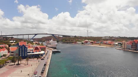 Sint-Anna-Bay-with-a-cruise-shipped-docked-in-the-harbour-in-Willemstad,-Curacao