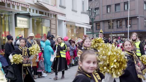 Rosenmontag-Karnevalstrommler-In-Düsseldorf,-Deutschland-Mit-Schwarzem-Goldbrauch-In-Zeitlupe