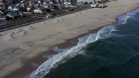 Luftaufnahmen,-Die-Vom-Meer-Aus-In-Einen-Malerischen-Strandort-Hineinkommen